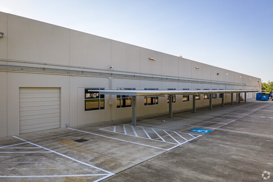 5353 W Sam Houston Pky N, Houston, TX à louer - Photo du bâtiment - Image 3 de 4