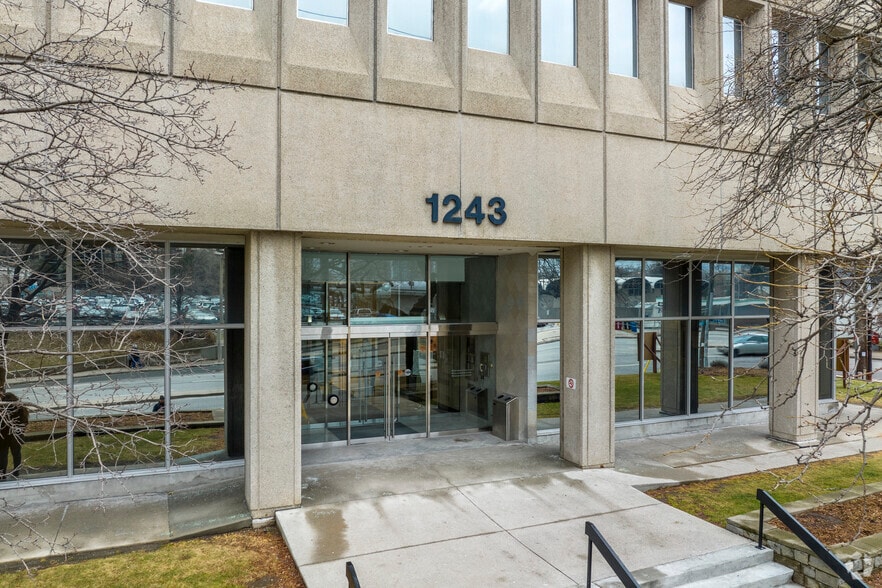 1243 Islington Ave, Toronto, ON à louer - Photo du bâtiment - Image 3 de 12