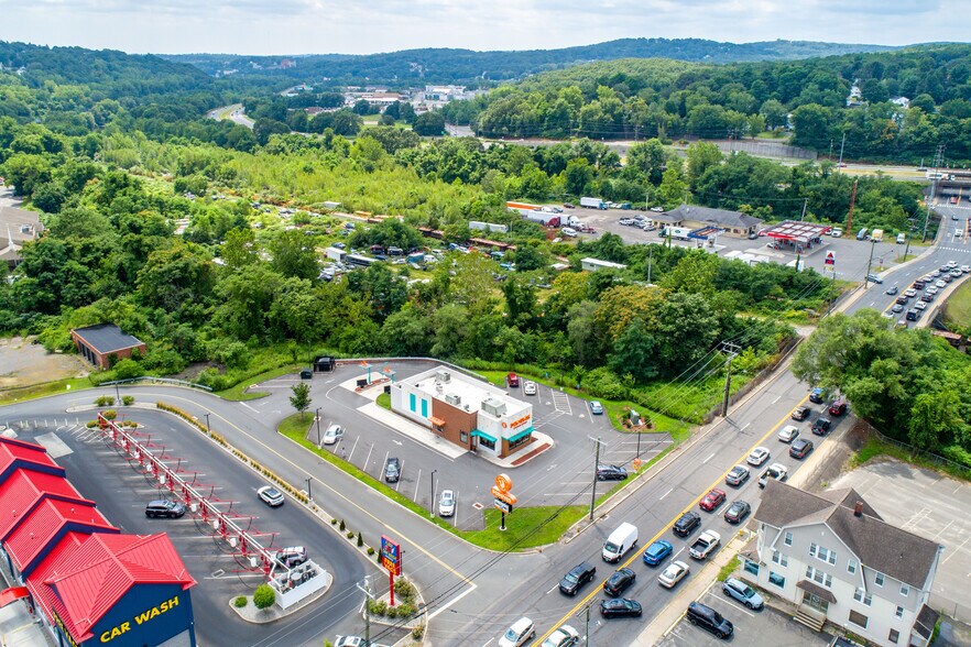 1060 Huntingdon Ave, Waterbury, CT à vendre - Photo du bâtiment - Image 3 de 7