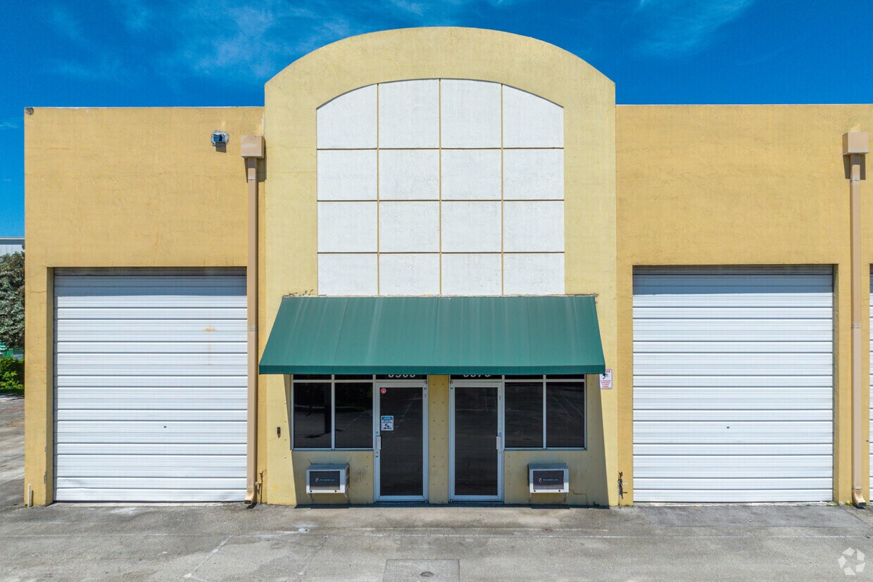 1270 NW 165th St, Miami, FL à louer Photo du bâtiment- Image 1 de 20