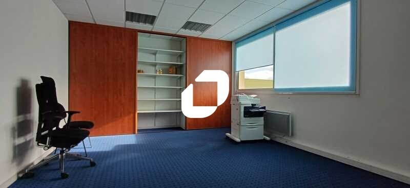 Office in Ecquevilly for lease - Building Photo - Image 2 of 8
