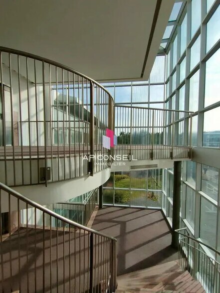 Bureau dans Voisins-le-Bretonneux à louer - Photo intérieure - Image 3 de 5