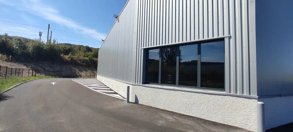 Flex dans Vaulx-Milieu à louer - Photo du bâtiment - Image 3 de 9