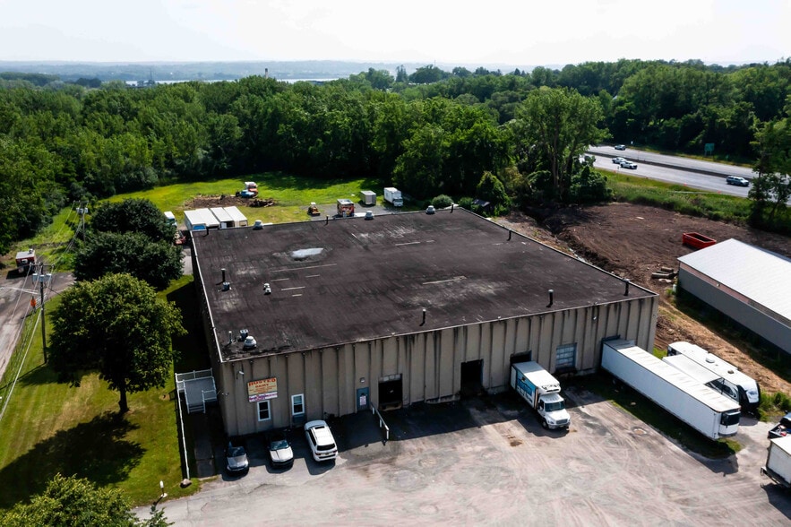210 W Terminal Rd, Liverpool, NY à louer - Photo du bâtiment - Image 2 de 25
