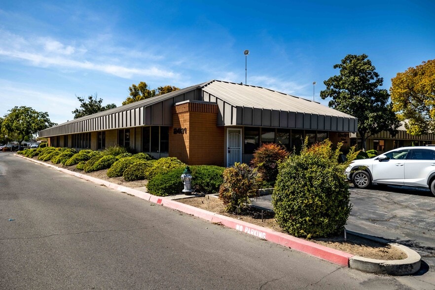 2491 W Shaw Ave, Fresno, CA for sale - Building Photo - Image 2 of 25