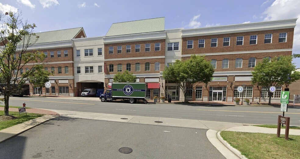 3950 University Dr, Fairfax, VA à louer - Photo du bâtiment - Image 3 de 21