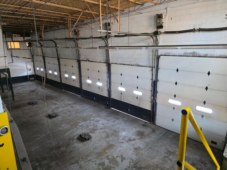 2859 W Montrose Ave, Chicago, IL for lease - Building Photo - Image 2 of 20