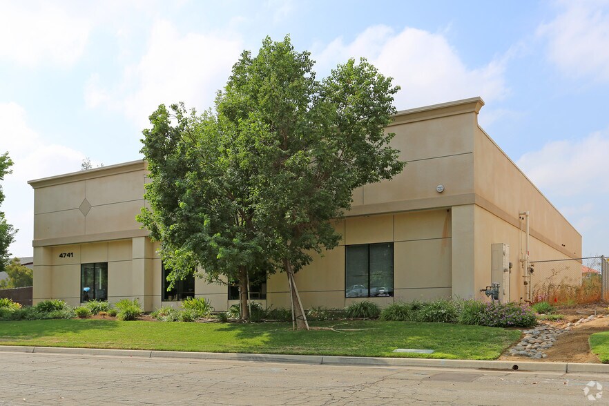 4741 W Jennifer Ave, Fresno, CA à louer - Photo du bâtiment - Image 3 de 5