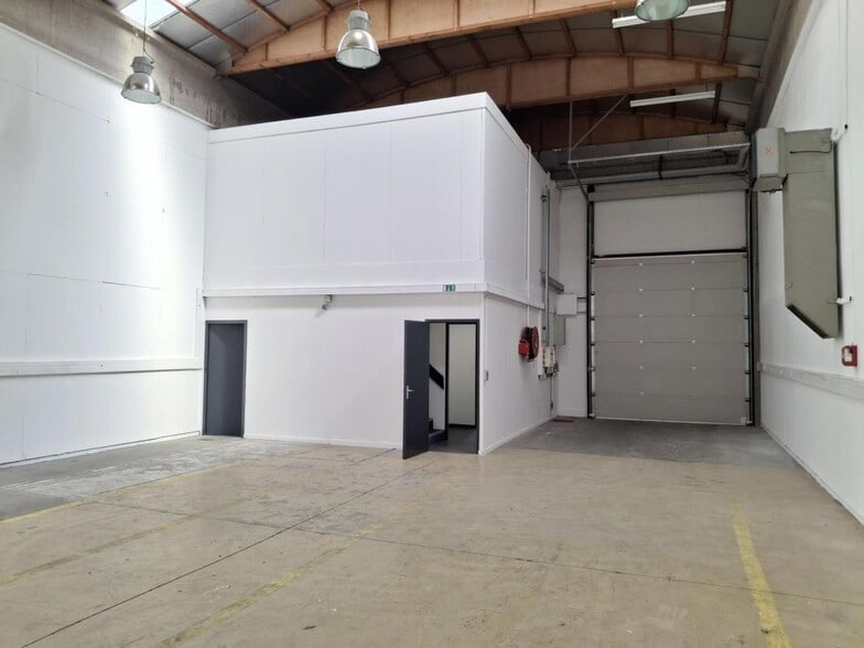 Flex in Dardilly for lease - Interior Photo - Image 2 of 7