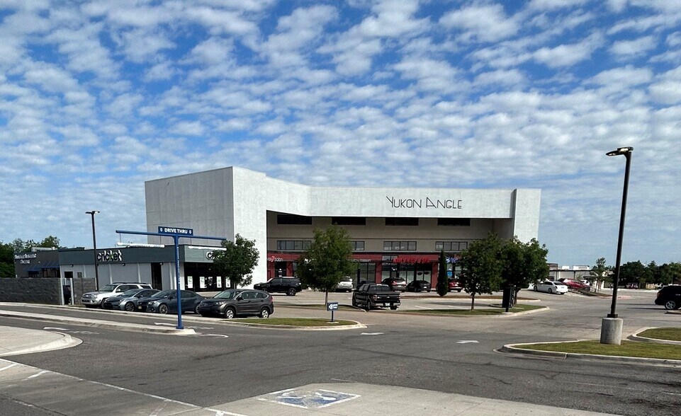 1010 Garth Brooks Blvd, Yukon, OK à louer - Photo du bâtiment - Image 3 de 9