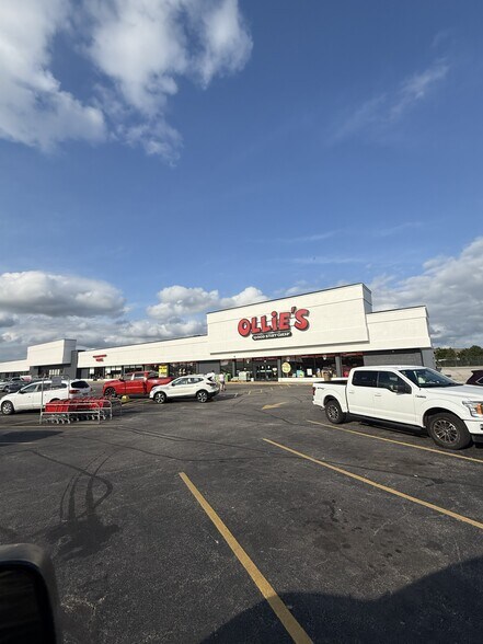 2505-2527 S Reynolds Rd, Toledo, OH à louer - Photo du bâtiment - Image 1 de 4