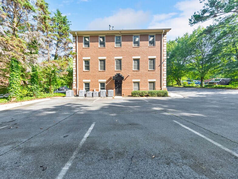 575 Colonial Park Dr, Roswell, GA à louer - Photo du bâtiment - Image 2 de 27