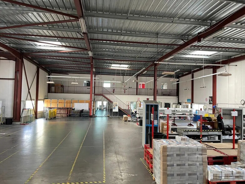 Flex in Marseille for lease - Interior Photo - Image 3 of 13