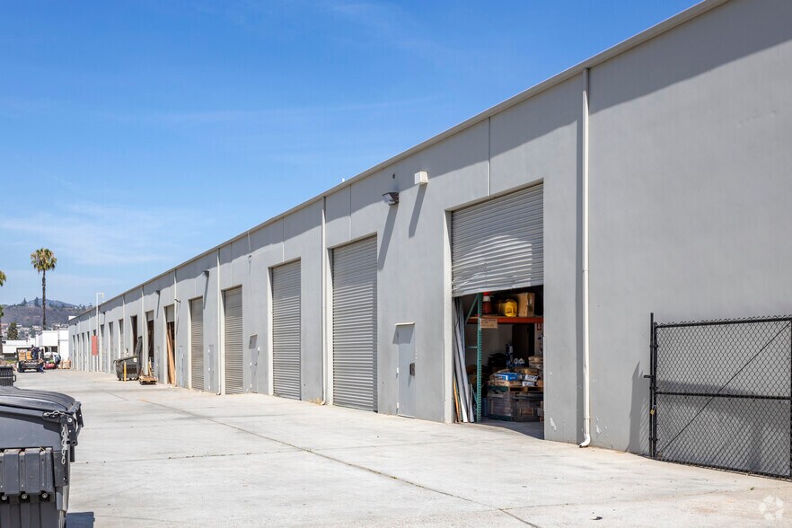 1100 N Magnolia Ave, El Cajon, CA à louer - Photo du bâtiment - Image 2 de 7