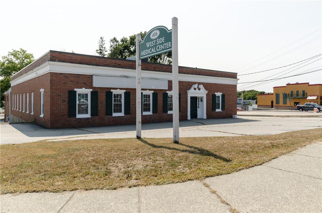 606 W Main St, Norwich, CT à vendre Photo du bâtiment- Image 1 de 1