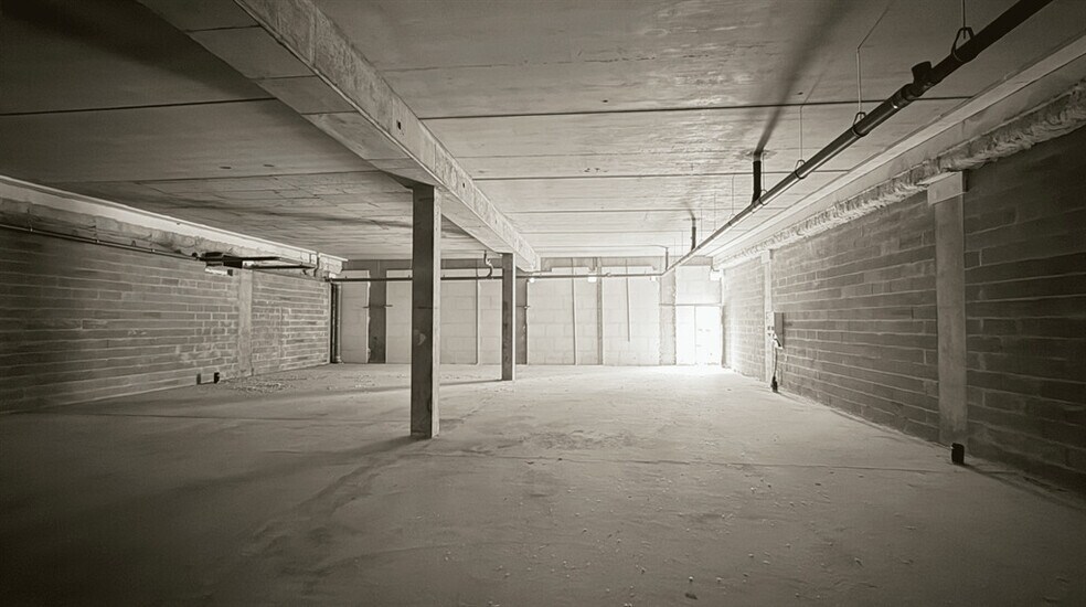 Retail in Champs-sur-Marne for lease - Interior Photo - Image 1 of 3