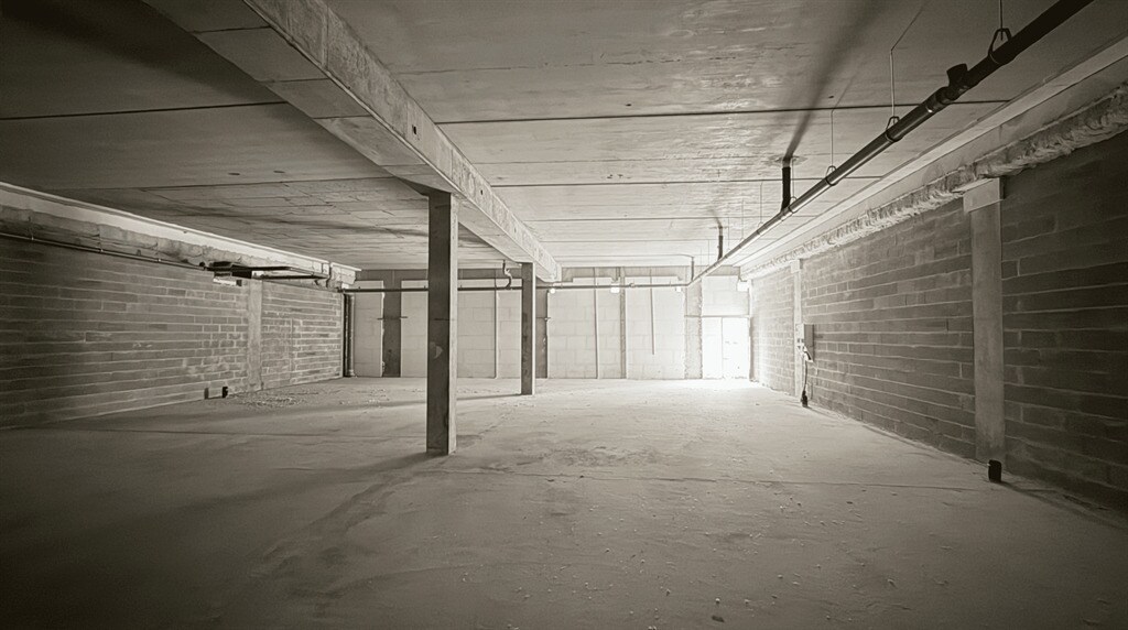 Retail in Champs-sur-Marne for lease Interior Photo- Image 1 of 4