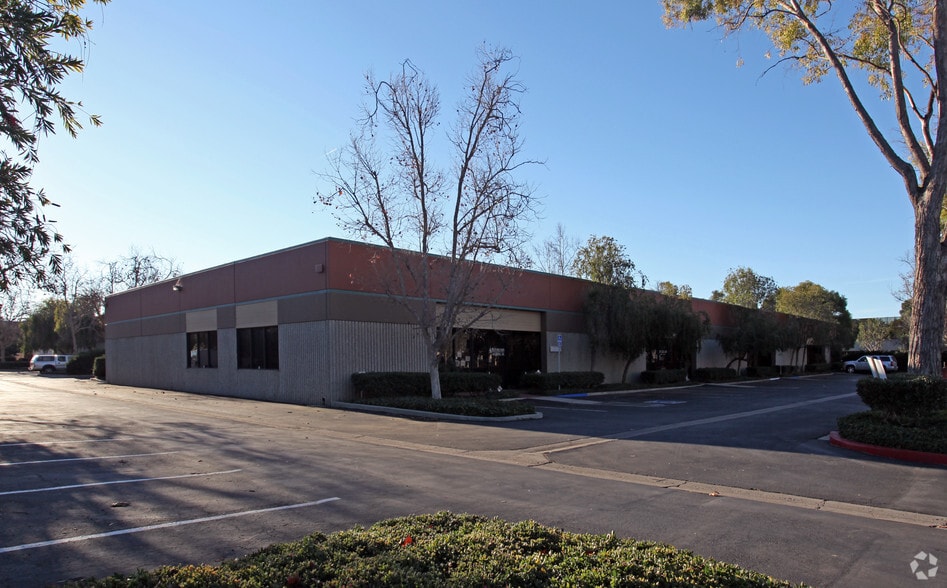 1390 Flynn Rd, Camarillo, CA à louer - Photo principale - Image 1 de 4