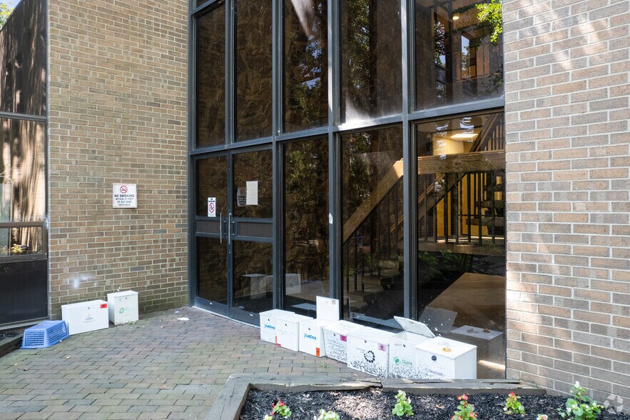 555 Kinderkamack Rd, Oradell, NJ à louer - Photo du bâtiment - Image 3 de 7