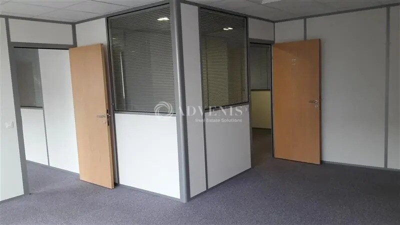 Office in Noisy-le-Grand for lease - Building Photo - Image 3 of 6