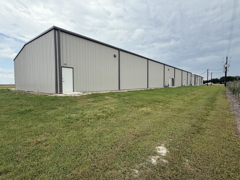 303 Navarro Dr, Seguin, TX à vendre - Photo du bâtiment - Image 3 de 13