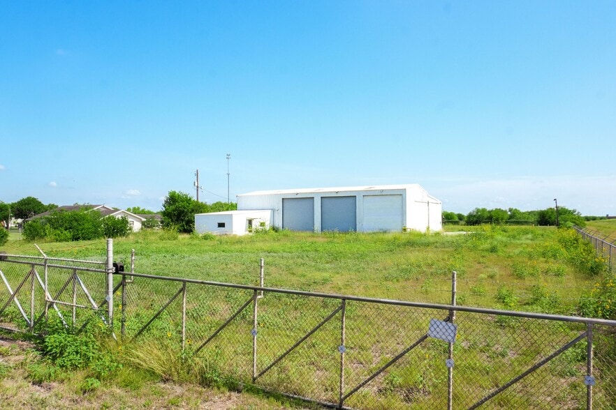 522 E Austin St, Robstown, TX for lease - Building Photo - Image 1 of 2