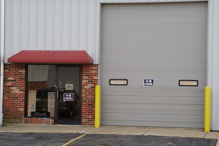 6813 Hobson Valley Dr, Woodridge, IL à louer - Photo du bâtiment - Image 3 de 3