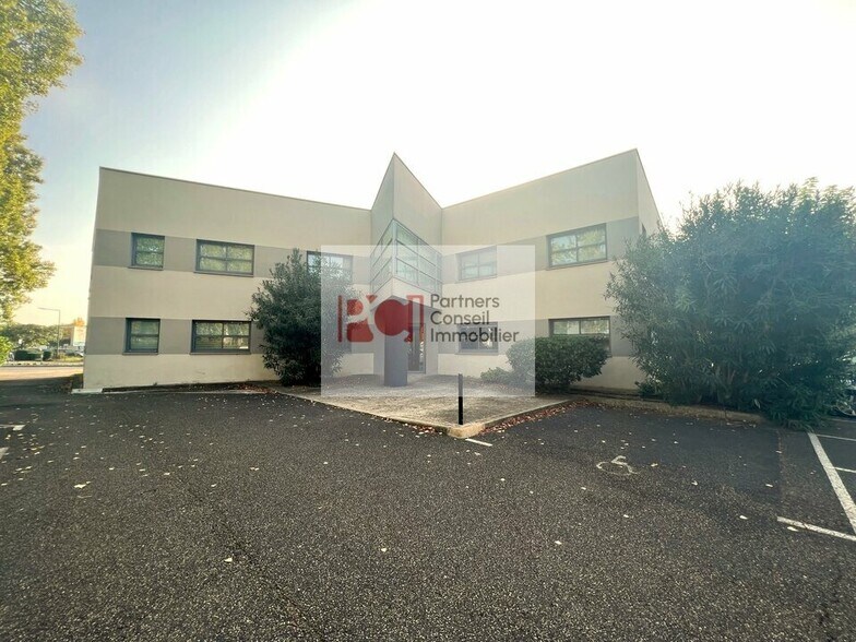 Office in Nîmes for lease - Building Photo - Image 1 of 3