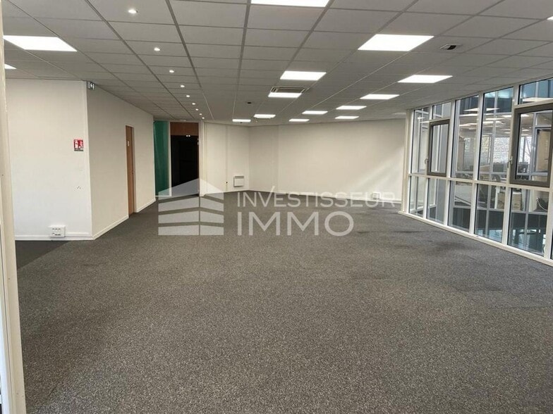 Office in Torcy for lease - Interior Photo - Image 1 of 4