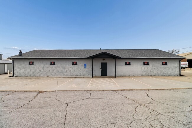 More details for 1525 E Army Post Rd, Des Moines, IA - Retail for Sale