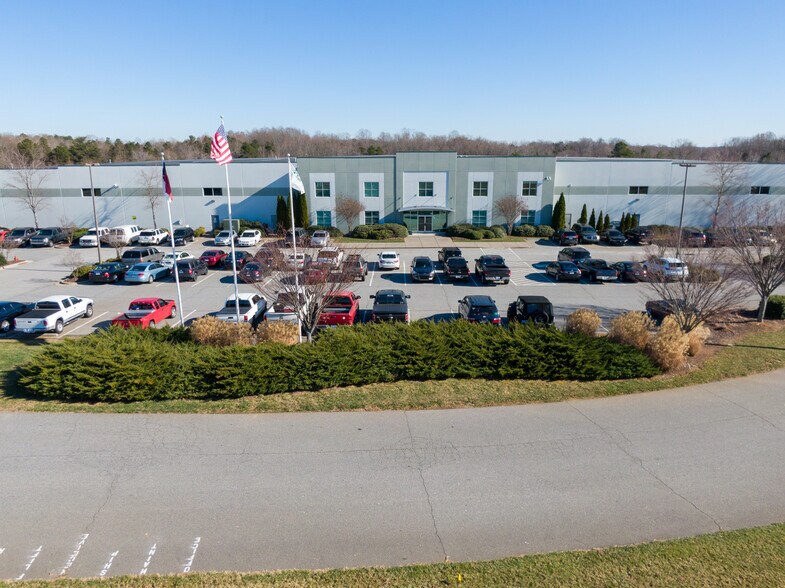 GREIF NNN INDUSTRIAL portefeuille de 4 propriétés à vendre sur LoopNet.ca - Photo du bâtiment - Image 1 de 4