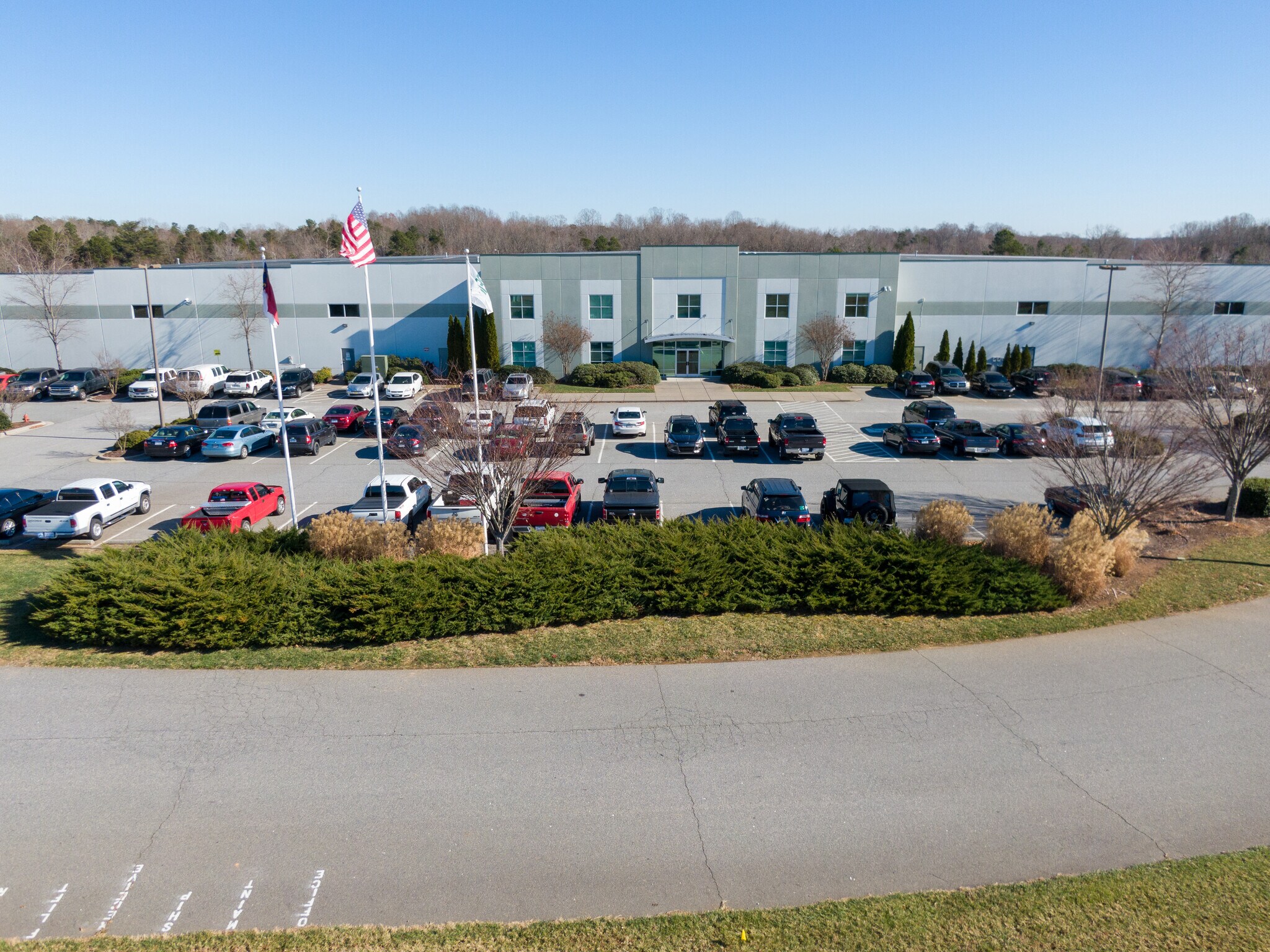 GREIF NNN INDUSTRIAL portefeuille de 4 propriétés à vendre sur LoopNet.ca Photo du bâtiment- Image 1 de 5