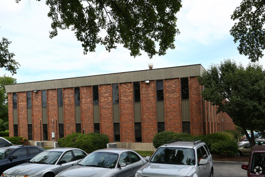 2258 Schuetz Rd, Maryland Heights, MO à louer - Photo du bâtiment - Image 2 de 7