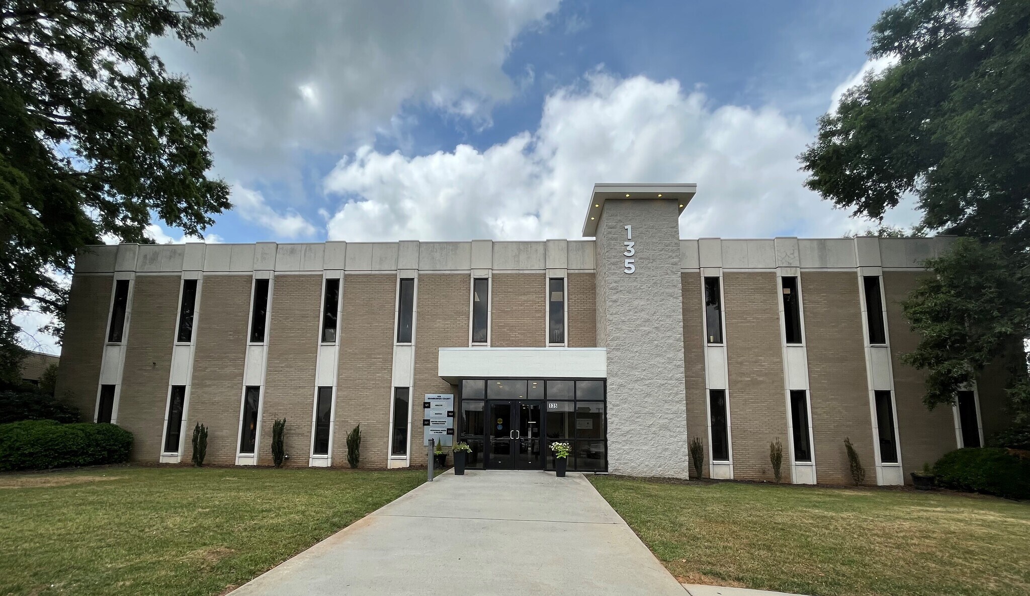 135 Edinburgh Ct, Greenville, SC for sale Building Photo- Image 1 of 1