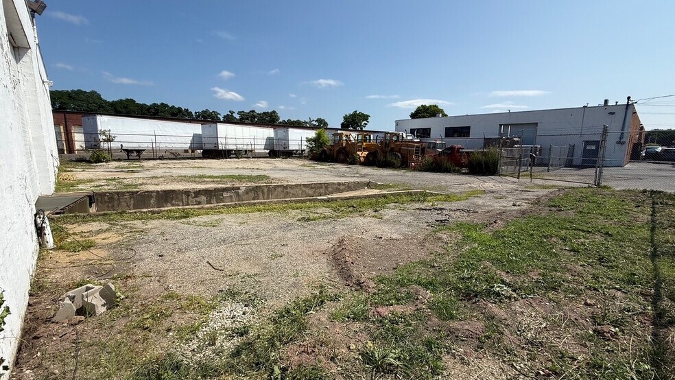 225 Ralph Ave, Copiague, NY à louer - Photo du bâtiment - Image 3 de 4