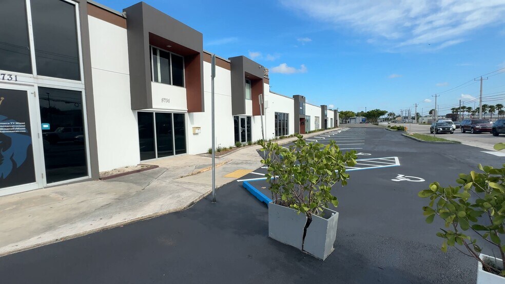 5701-5731 NW 74th Ave, Miami, FL à louer - Vidéo sur l’inscription commerciale - Image 2 de 14
