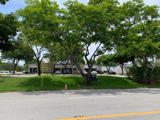5201-5255 NW 33rd Ave, Fort Lauderdale, FL à louer - Photo du bâtiment - Image 3 de 5