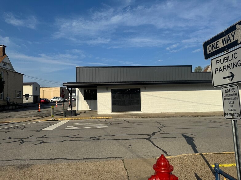 126 Grand Ave, Mars, PA for sale - Primary Photo - Image 1 of 4