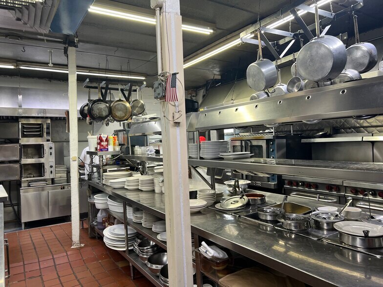 390 City Island Ave, Bronx, NY à louer - Photo du bâtiment - Image 3 de 6