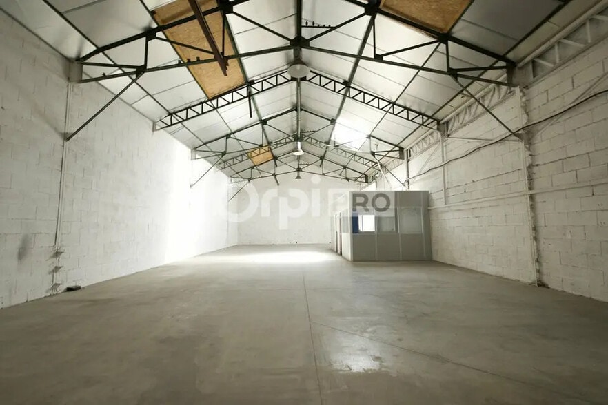 Flex in Vénissieux for lease - Interior Photo - Image 2 of 4