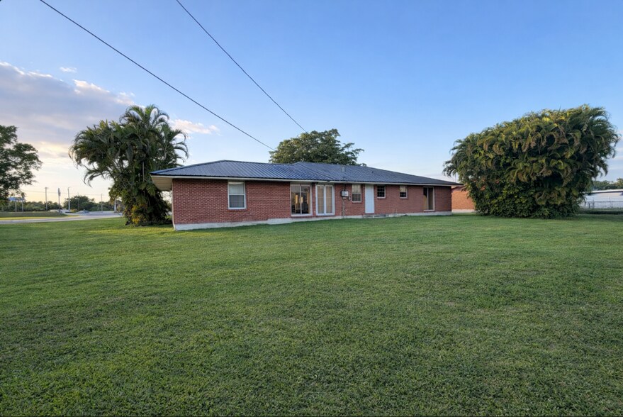765 S Main St, Belle Glade, FL à louer - Photo du bâtiment - Image 2 de 14
