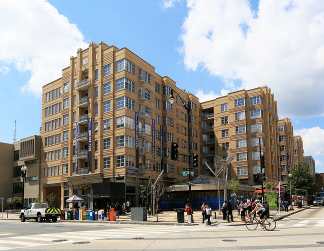 Plus de détails pour 1400 Irving St NW, Washington, DC - Commerce de détail à louer