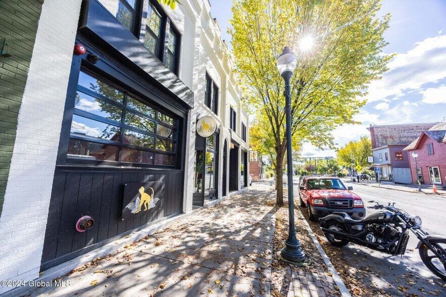 58 South St, Glens Falls, NY à vendre - Photo du bâtiment - Image 2 de 15