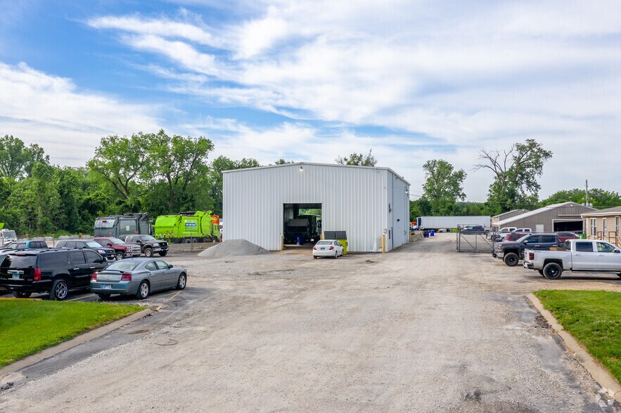 10011 Woodend Rd, Edwardsville, KS à louer - Photo du bâtiment - Image 2 de 3
