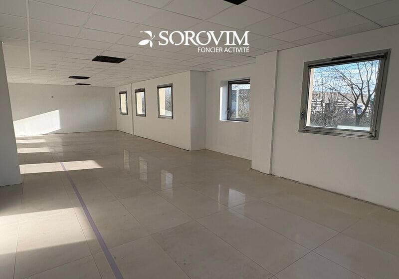 36 Rue Champ Dolin, Saint-Priest for lease - Interior Photo - Image 3 of 7