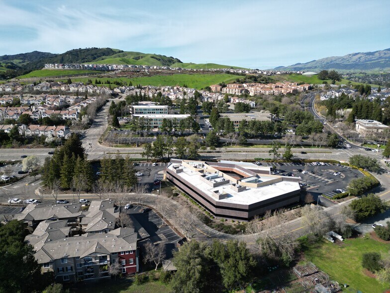 100 Park Pl, San Ramon, CA à louer - Photo du bâtiment - Image 3 de 15