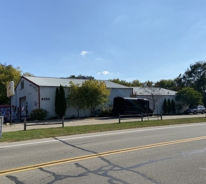 8255 McHenry St, Burlington, WI for sale - Primary Photo - Image 1 of 13