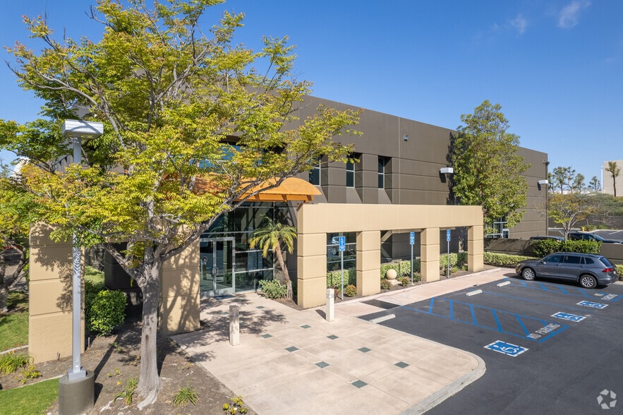25901 Commercentre Dr, Lake Forest, CA for lease - Primary Photo - Image 1 of 8