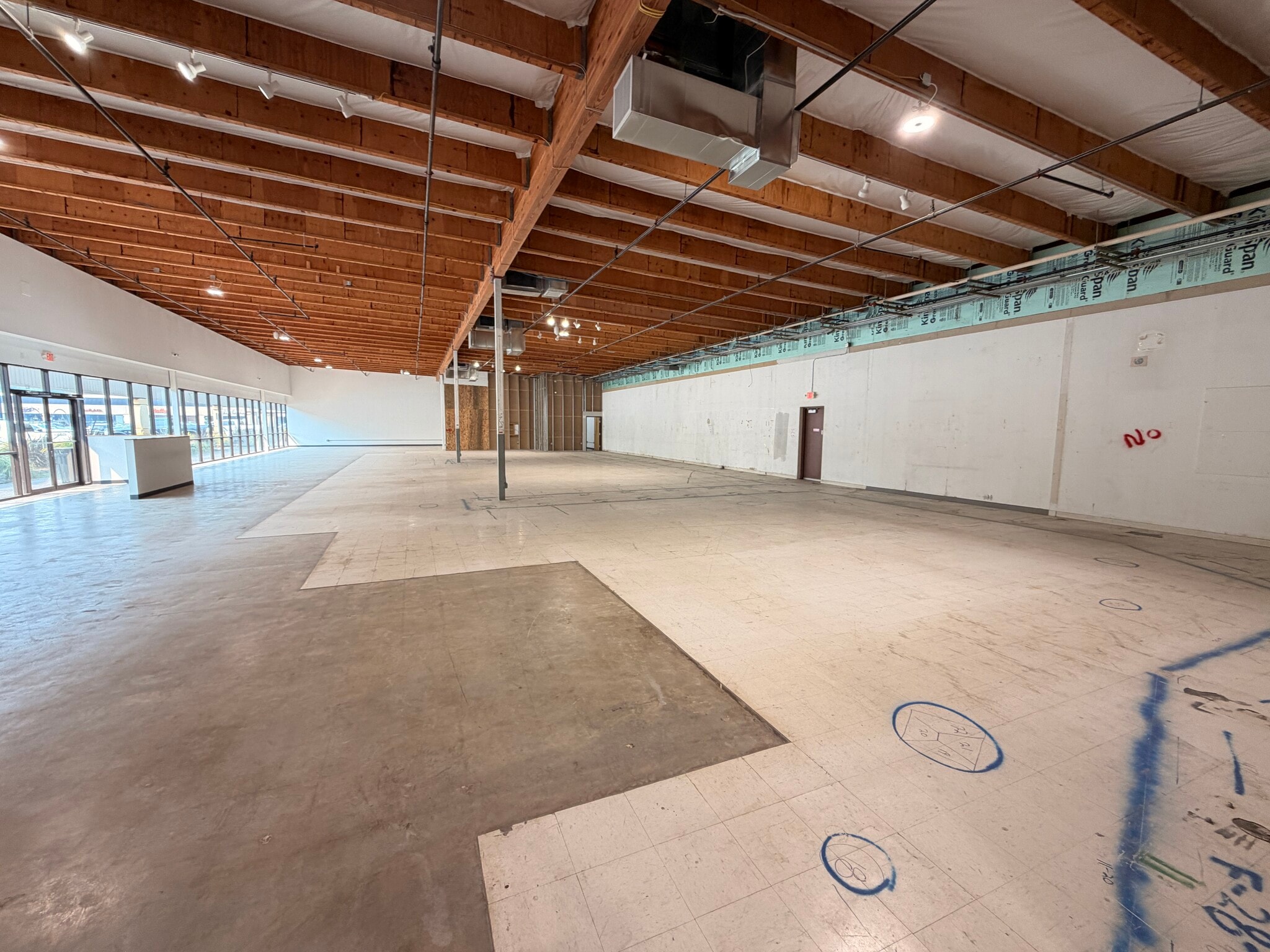 1001-1071 SE Tualatin Valley Hwy, Hillsboro, OR for lease Interior Photo- Image 1 of 14