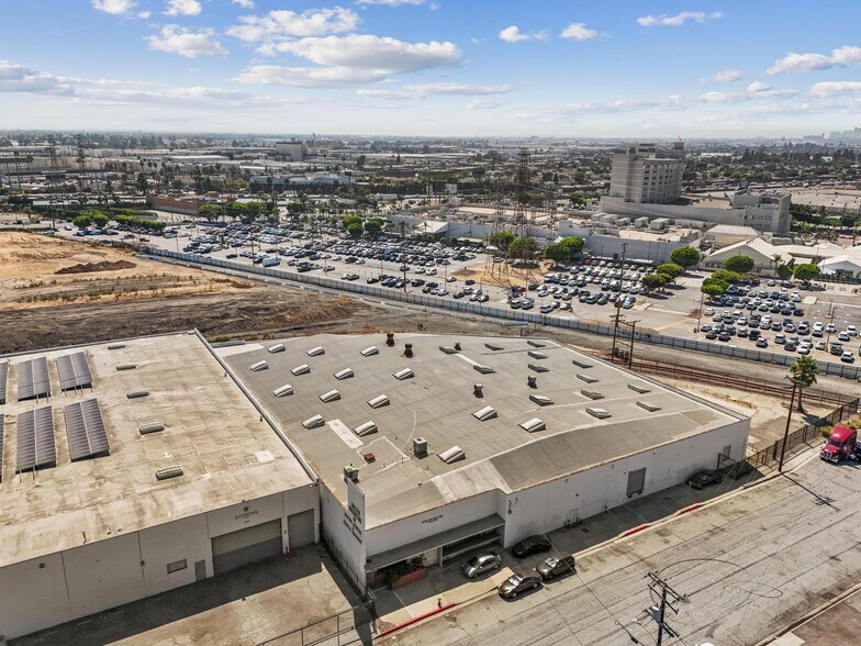 6310 Corsair St, Commerce, CA à vendre - Photo du bâtiment - Image 2 de 46